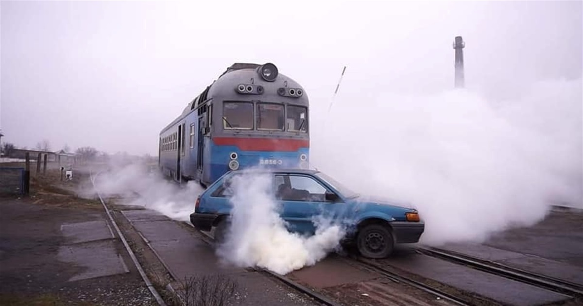 Легковик зіткнувся з дизелем: у Сарнах ліквідували умовну пожежу на залізниці