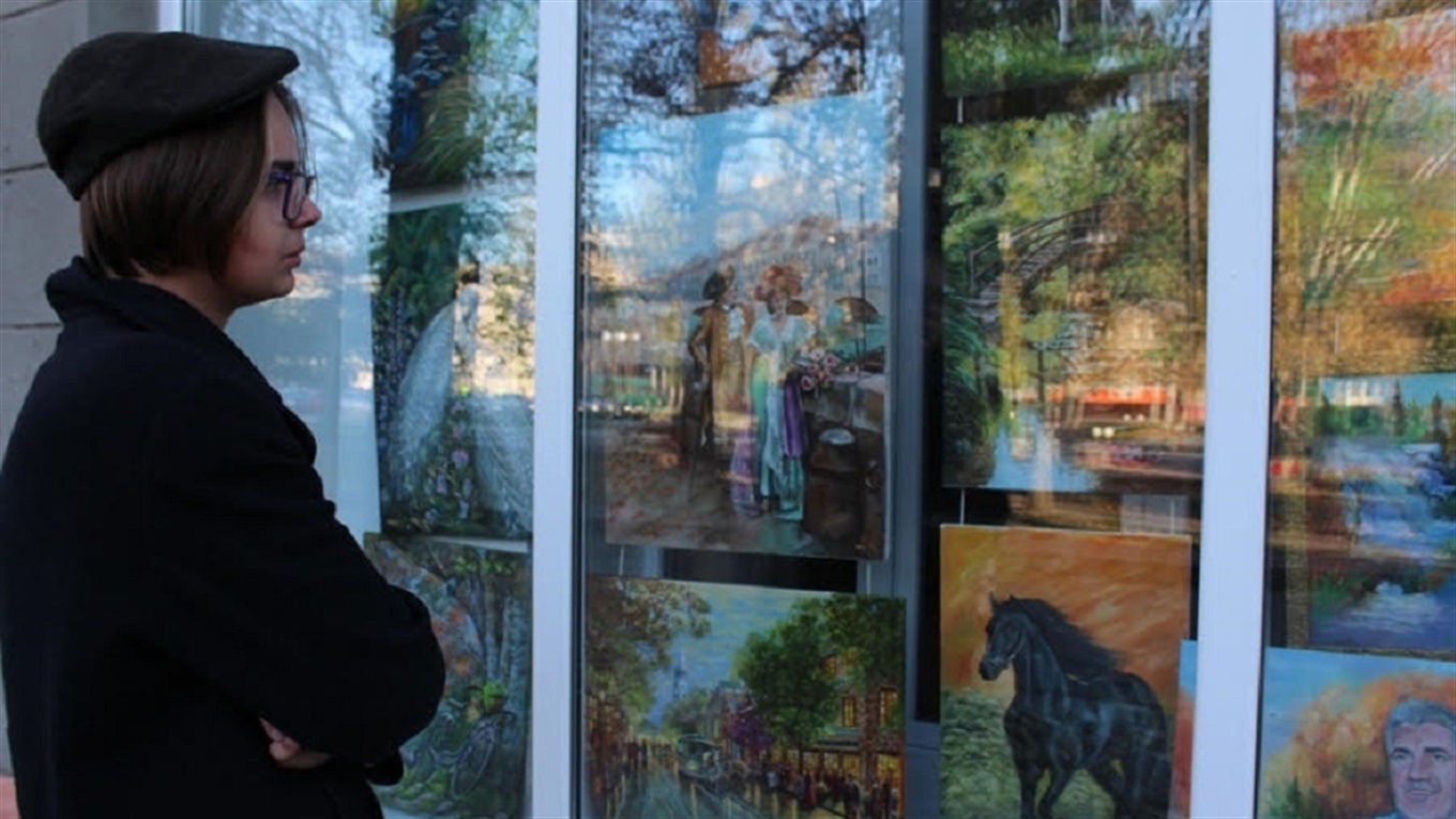 Осень вокруг - и в окнах читального зала Центральной городской библиотеки