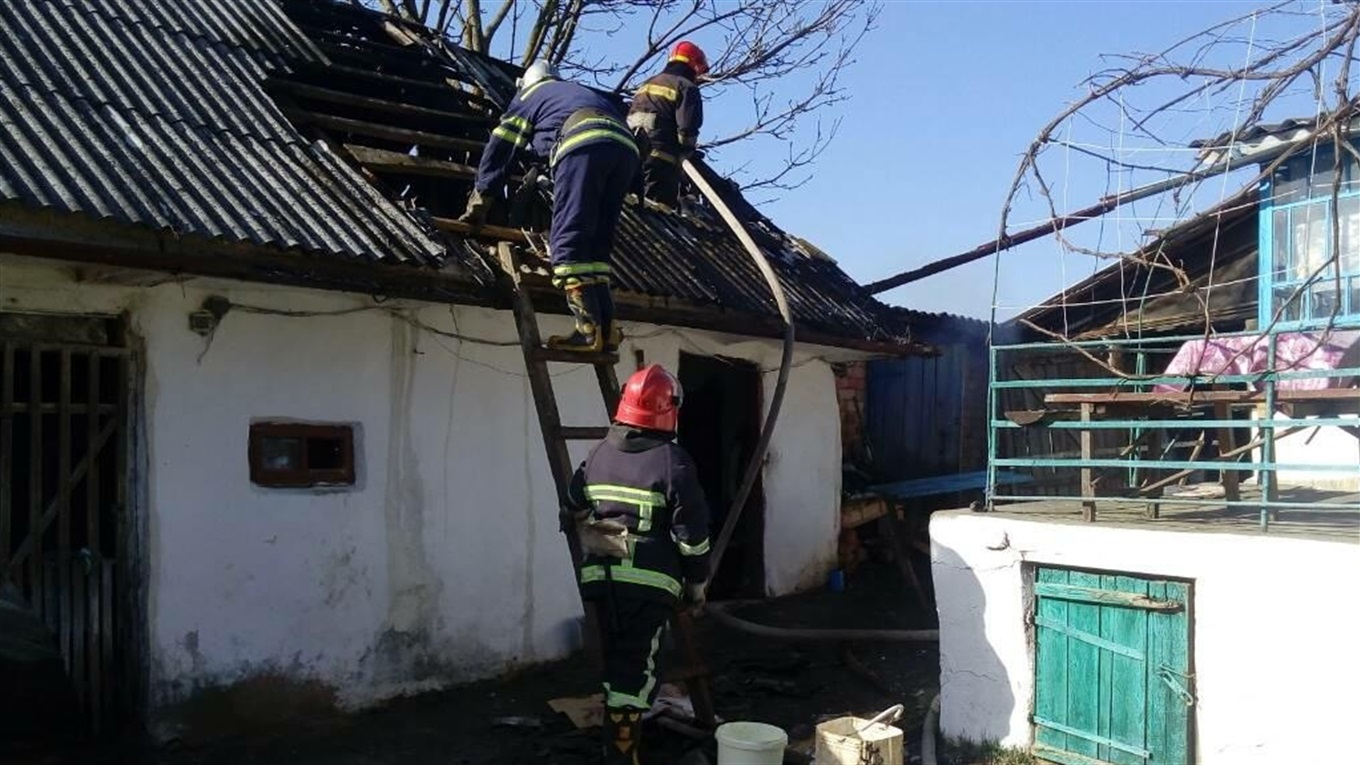 Хто святкував, а хто не присідав. За дні Великодня рятувальники погасили пожежі та знешкодили бомбу