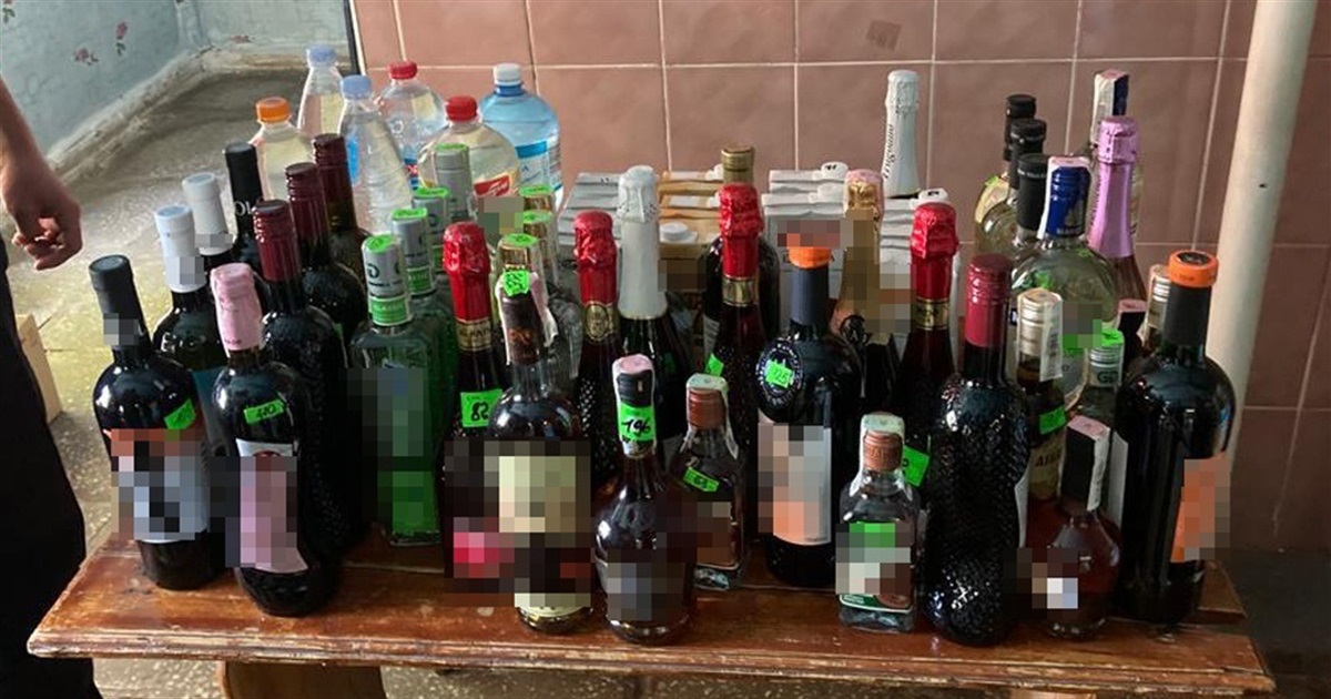 Вилучили майже 170 л спиртного: у сільській крамниці на Звягельщині незаконно продавали алкоголь