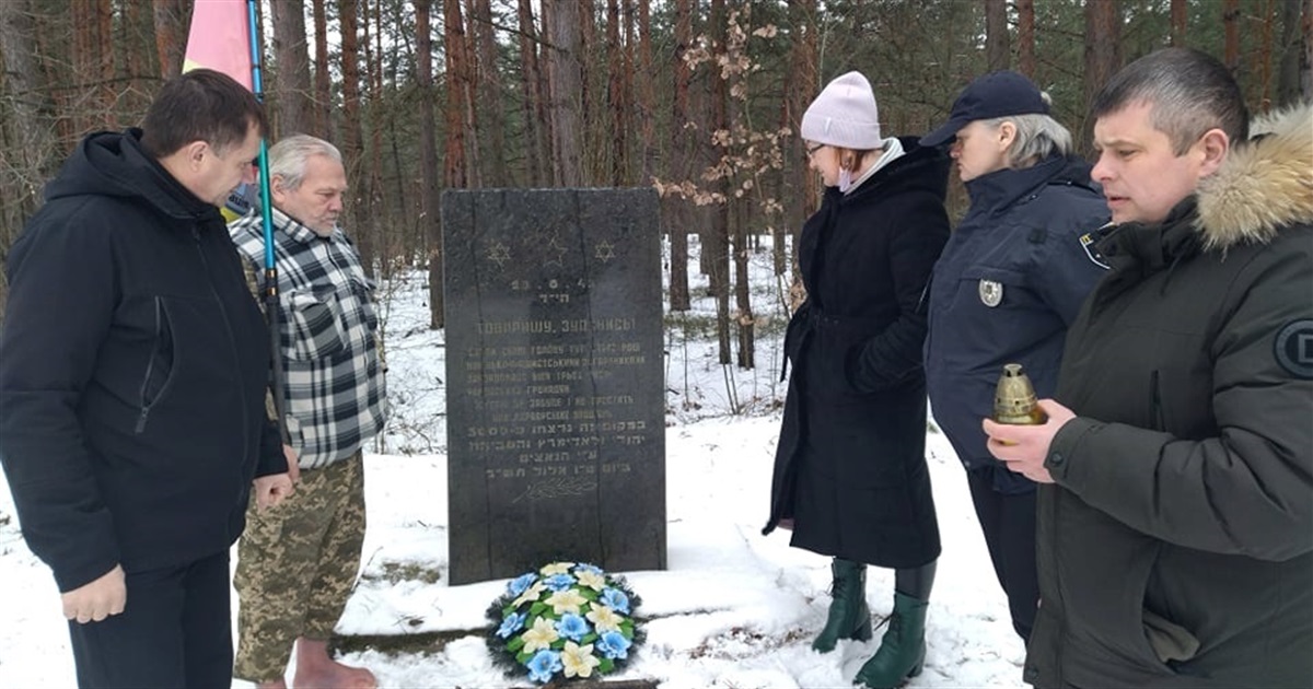 Вшанували жертв Голокосту у Володимирці громадськість, освіта та поліція