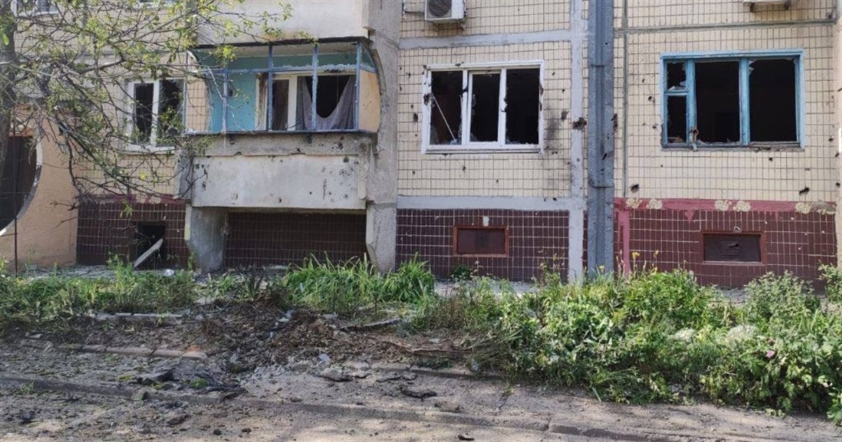 Майже три десятки снарядів: російські окупанти гатили по Нікополю - є постраждалі