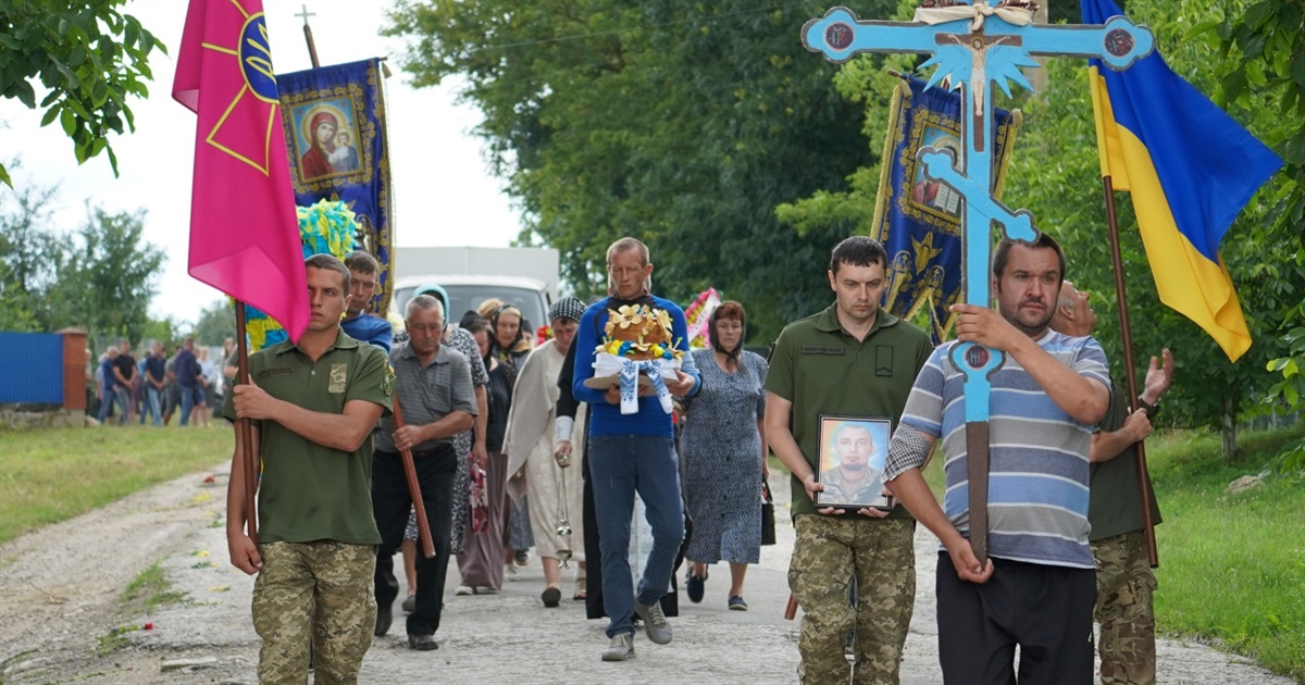 Зірвані сонця освітили його останню путь. У селі Жищинці поховали загиблого Героя Віталія Чернеця