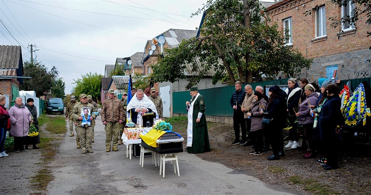 Був сповнений гідності та любові до рідної землі: у Кагарлику поховали воїна Віктора Гаркавенка