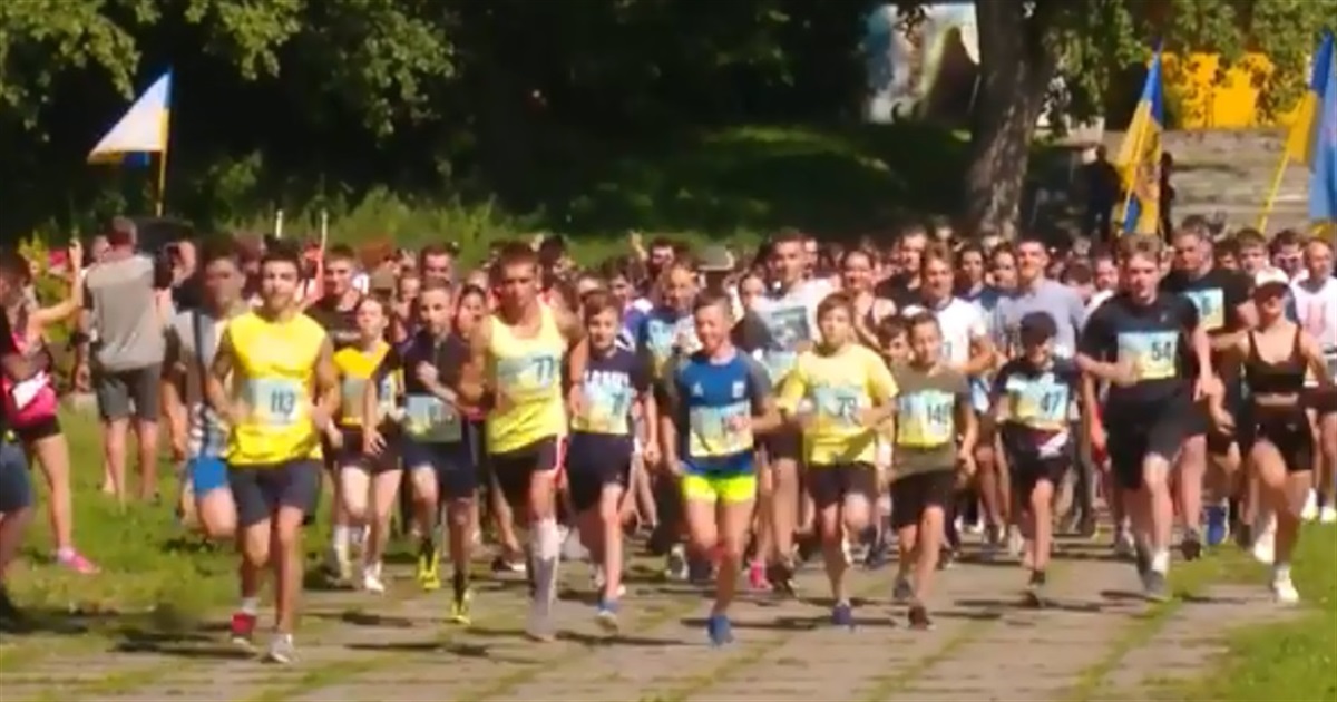 Флешмоб Біжу за "АЗОВСТАЛЬ" зібрав понад 300 жителів Чернігова на підтримку полонених захисників