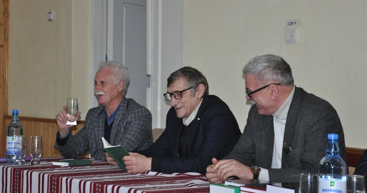 Шевченківський лауреат і не тільки: у Білобожницькій школі «висадився» літературний десант
