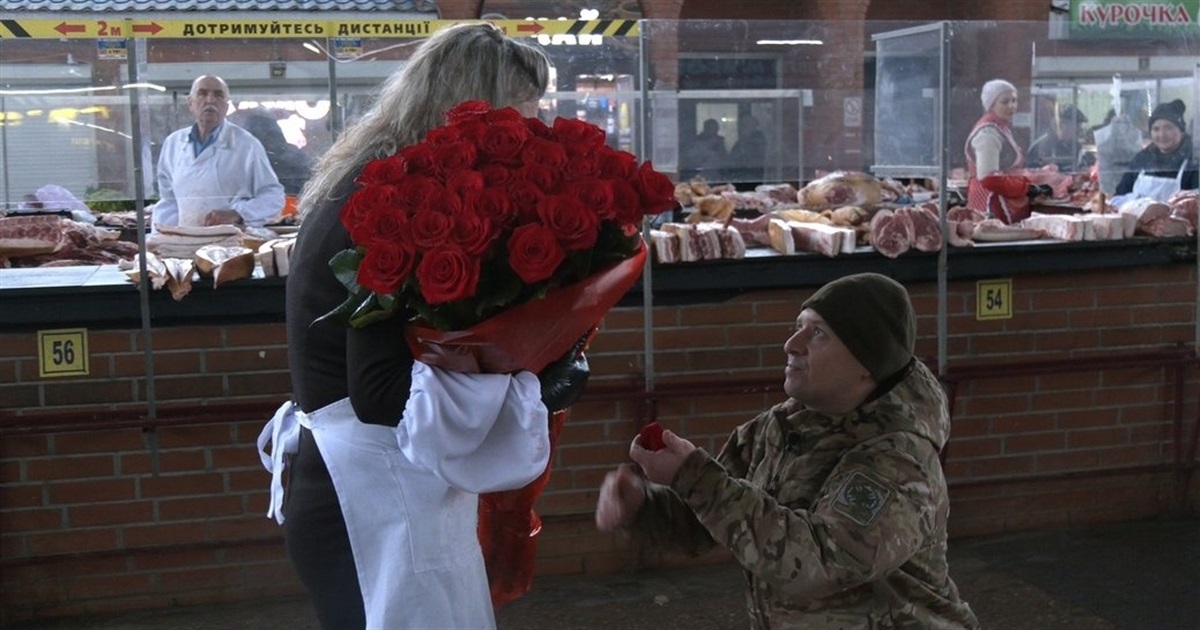 На Житомирщині військовий приїхав з-під Мар'їнки, щоб в День закоханих освідчитись своїй коханій