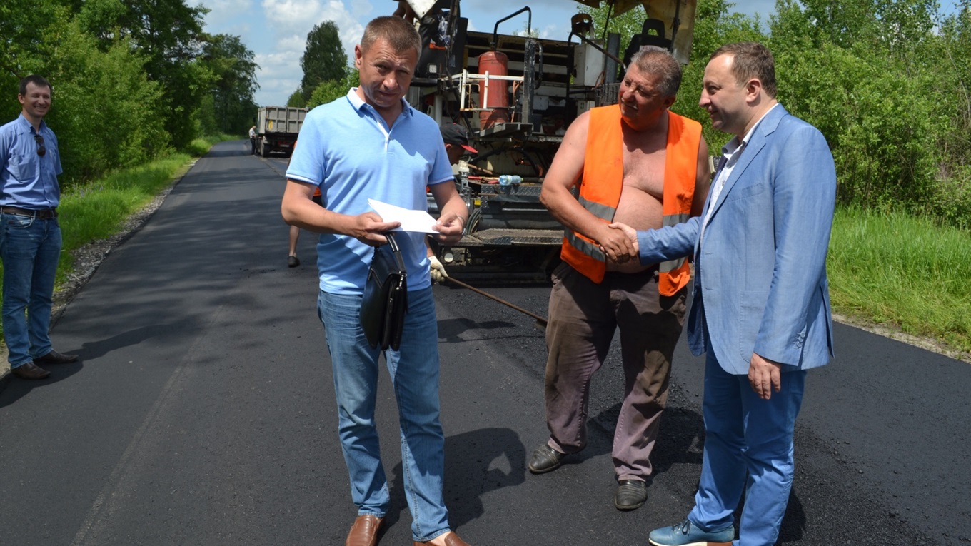 Нардеп Василь Яніцький та голова РДА Ярослав Березюк перевіряли, як ремонтують дороги у районі