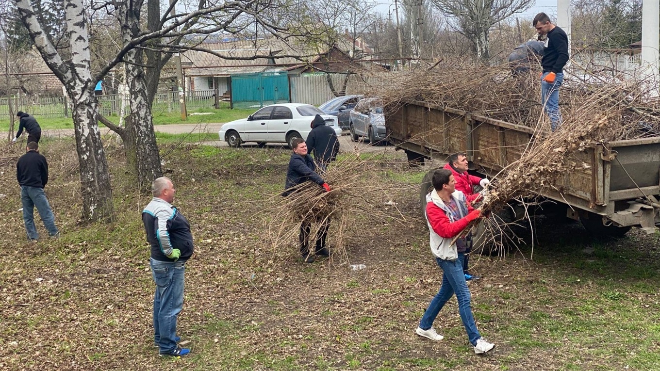 Волновасьці організували прибирання сміття у Літньому парку. Фотофакт