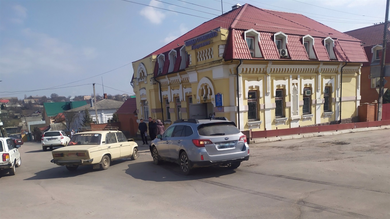 У Жмеринці по вулиці Хмельницького не змогли роз'їхатися ВАЗ та Subaru