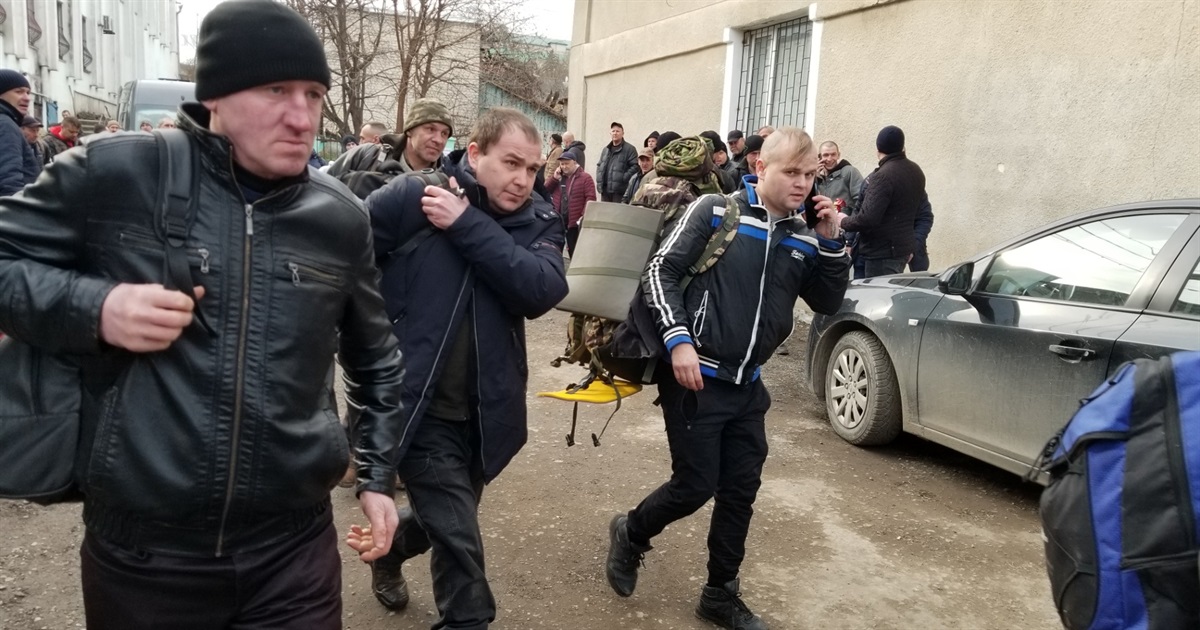 До Чортківського військкомату з`явилися десятки бажаючих стати на захист Батьківщини