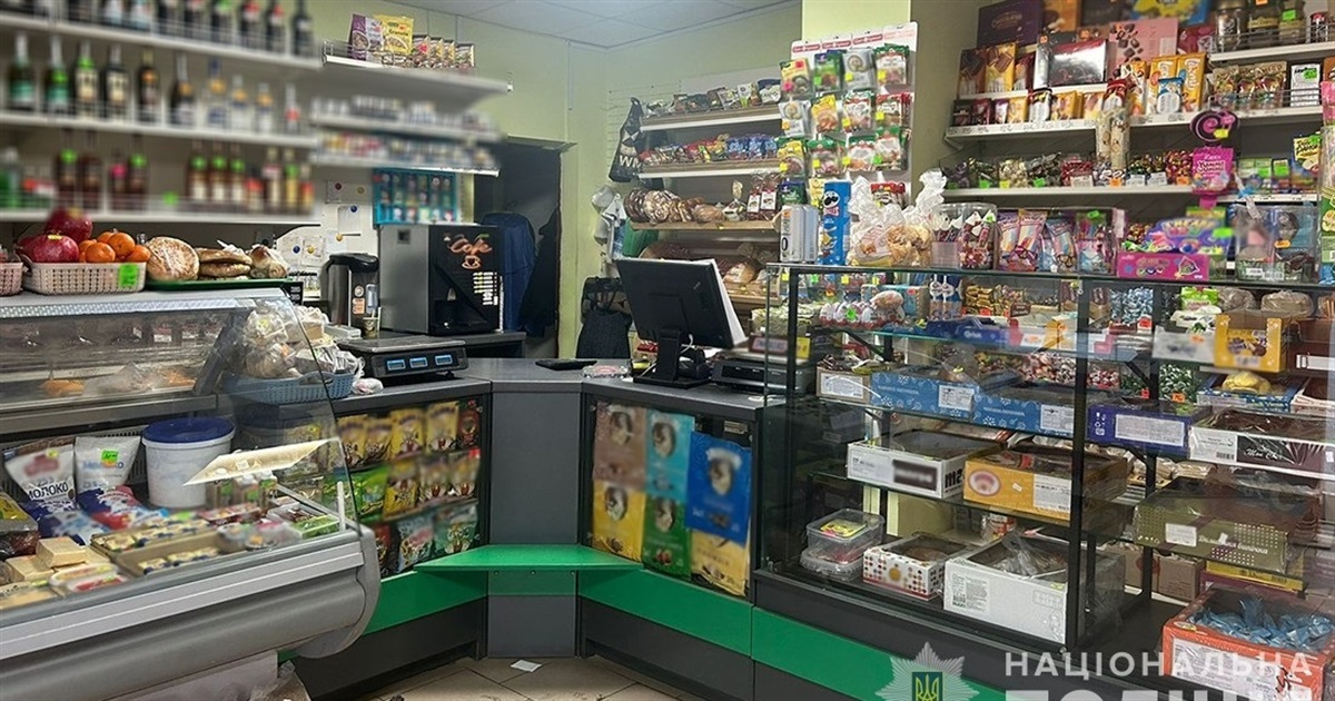 У Звягелі чоловік пограбував продавчиню та викрав автівку у жительки району