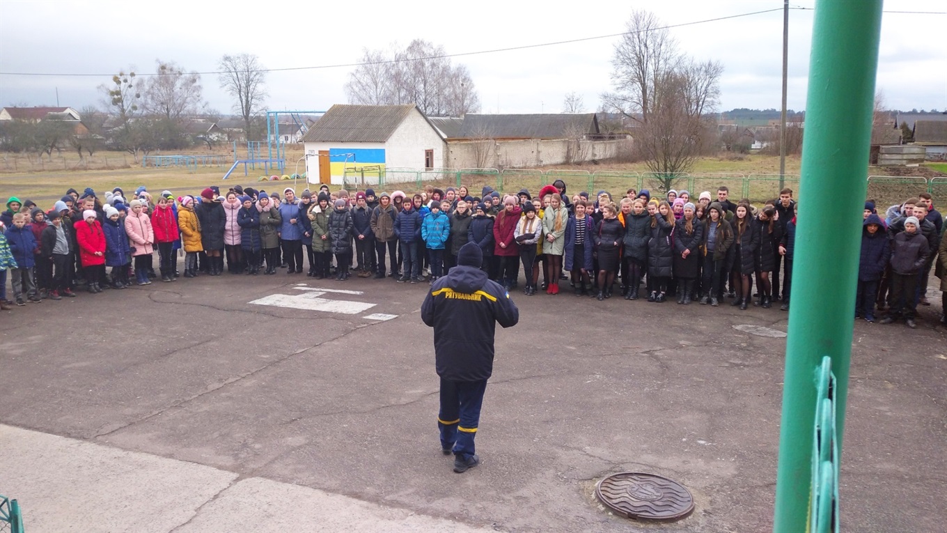 Володимирецькі рятувальники провели провели урок безпеки для учнів Довговільського НВК 