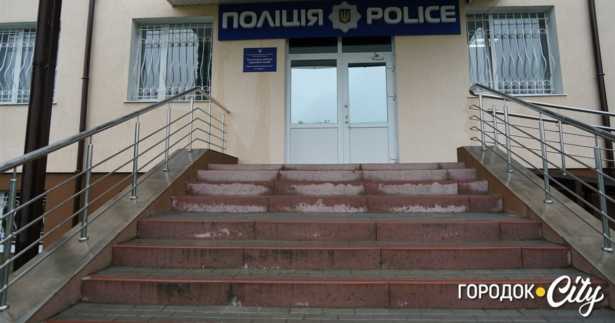Дівчинка кинула камінь у поліцейське відділення в Городку. Тепер її батько сплатить штраф