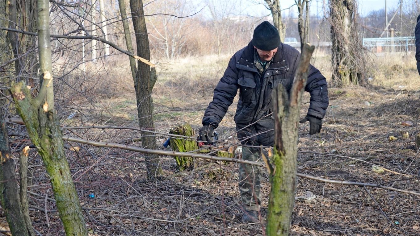 Зелену зону біля села Подільське розчищують від сміття 
