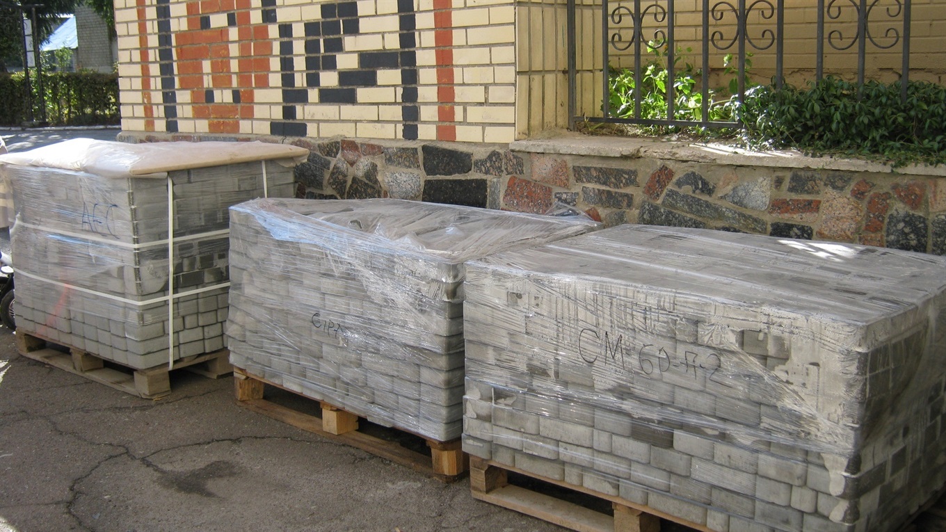 Бруківка на доріжку до ліцею: нова благодійна акція у місті