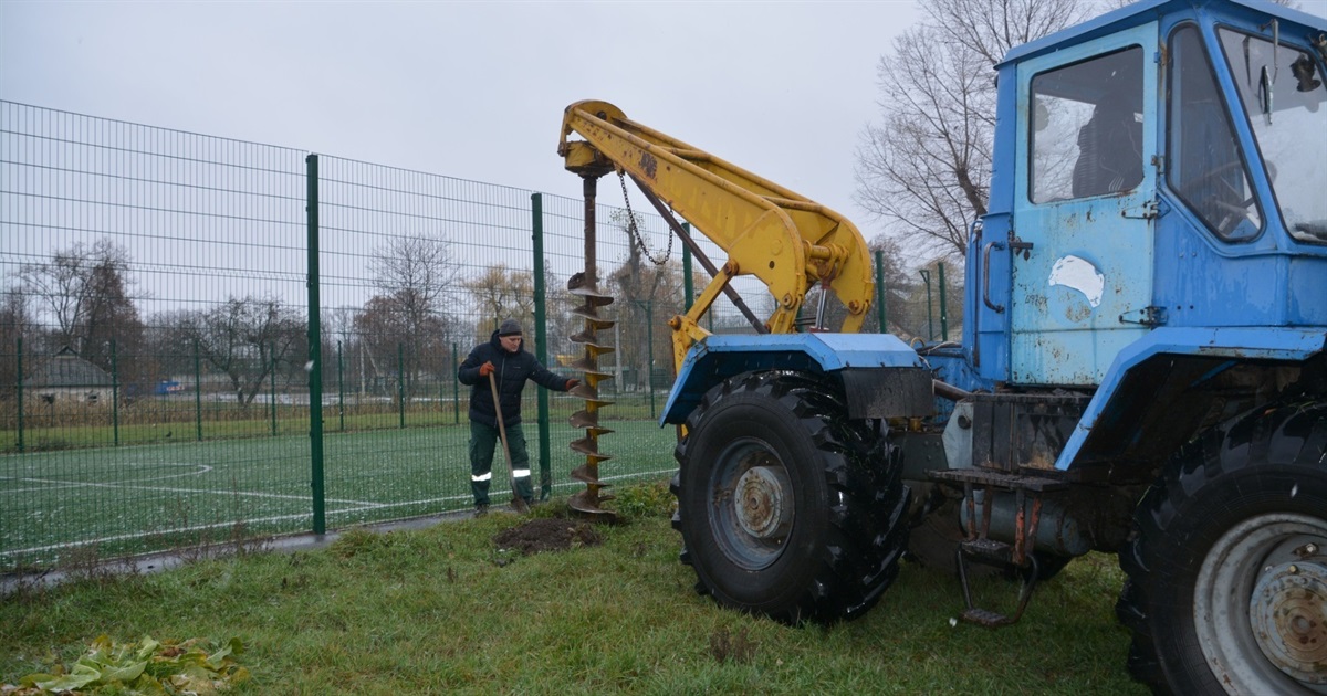 На футбольному майданчику у Студениківській громаді встановили освітлення