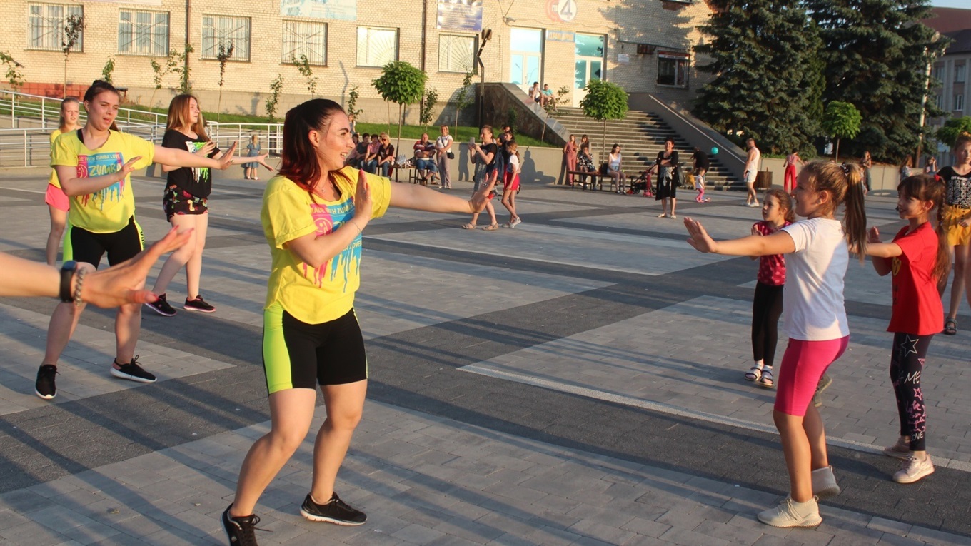 Святковий концерт, ZUMBA та фаєр-шоу. Городоччани відсвяткували День молоді (ФОТО)