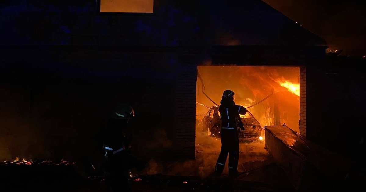 Пожежа у Семенівці знищила господарську споруду, авто та майно