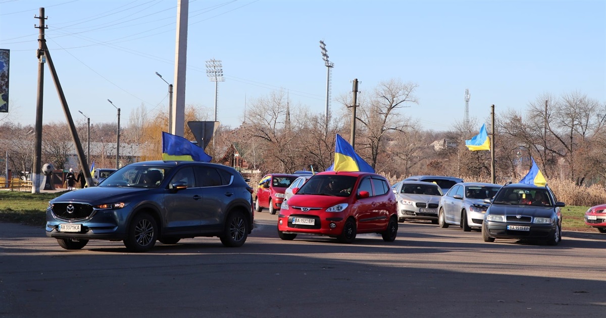 Жіночий автопробіг у Звягелі на підтримку військовополонених та безвісти зниклих захисників