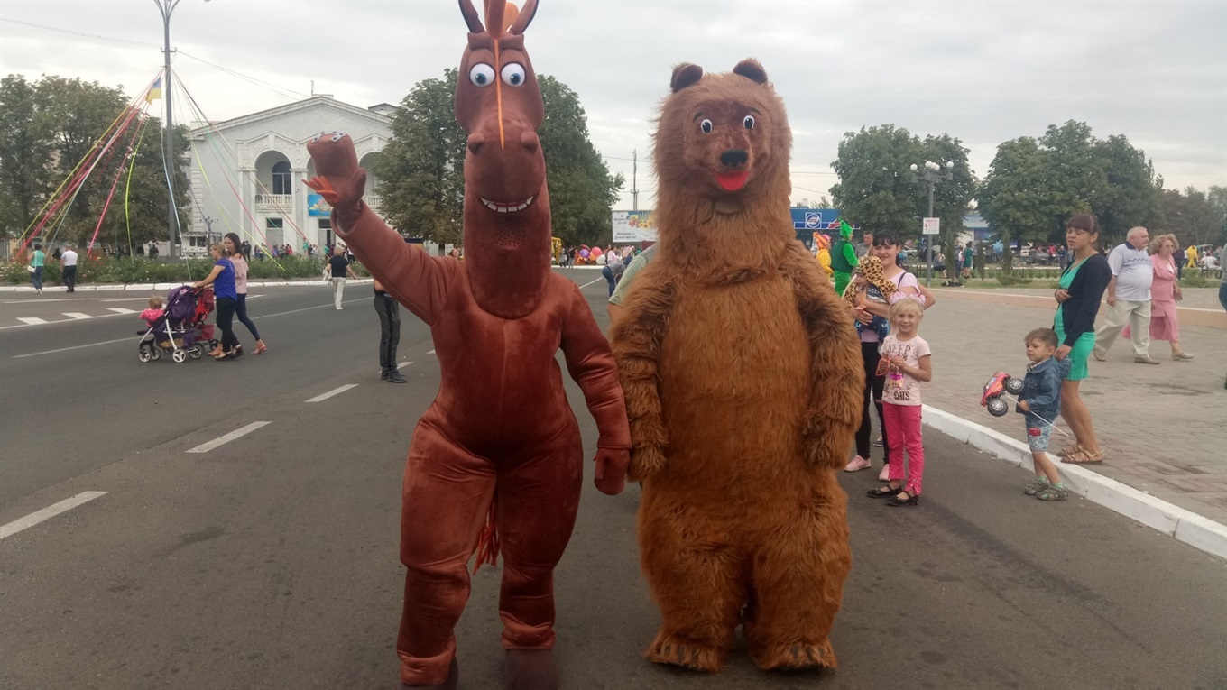 Ростовые куклы и сладкая вата: фоторепортаж, как развлекались дети на День города в Попасной