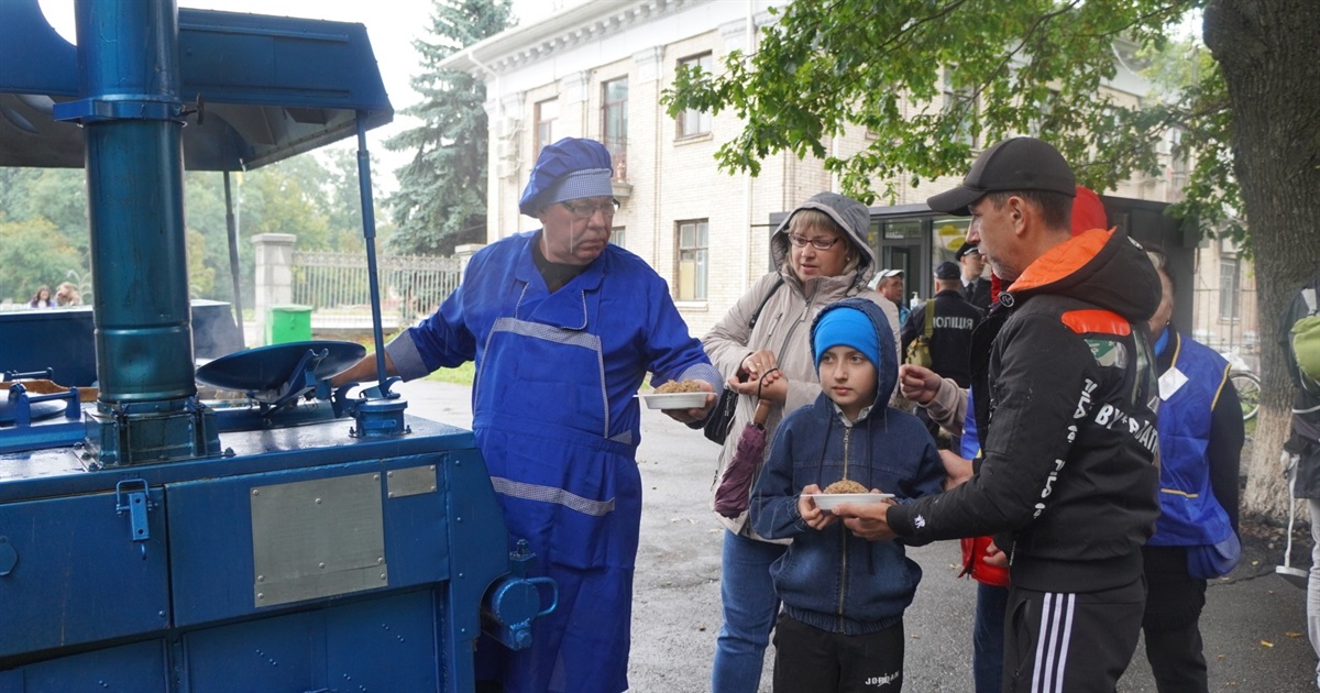 У День Переяслава правоохоронці частували містян поліцейською кашею з польової кухні: ФОТО