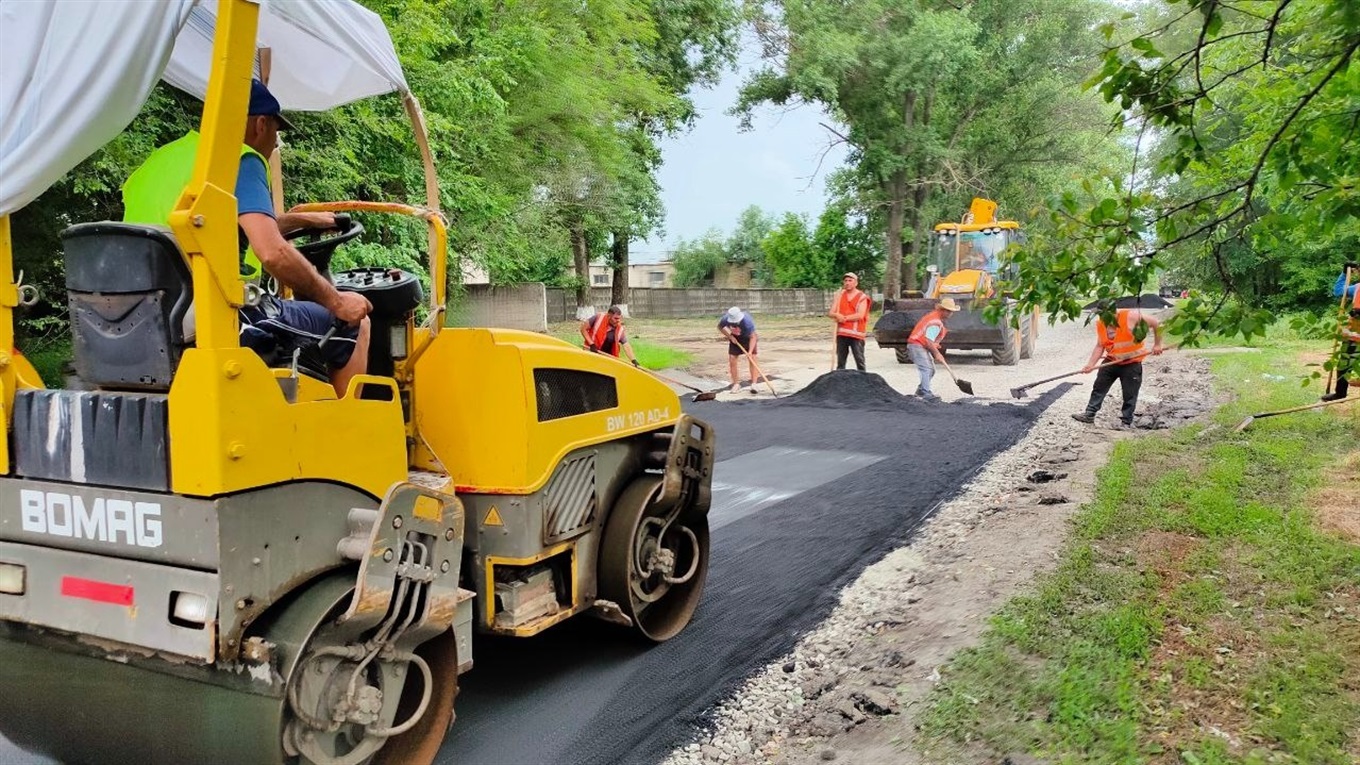 У Сватівському районі у Новочервоному ремонтують дорогу: що там зараз роблять