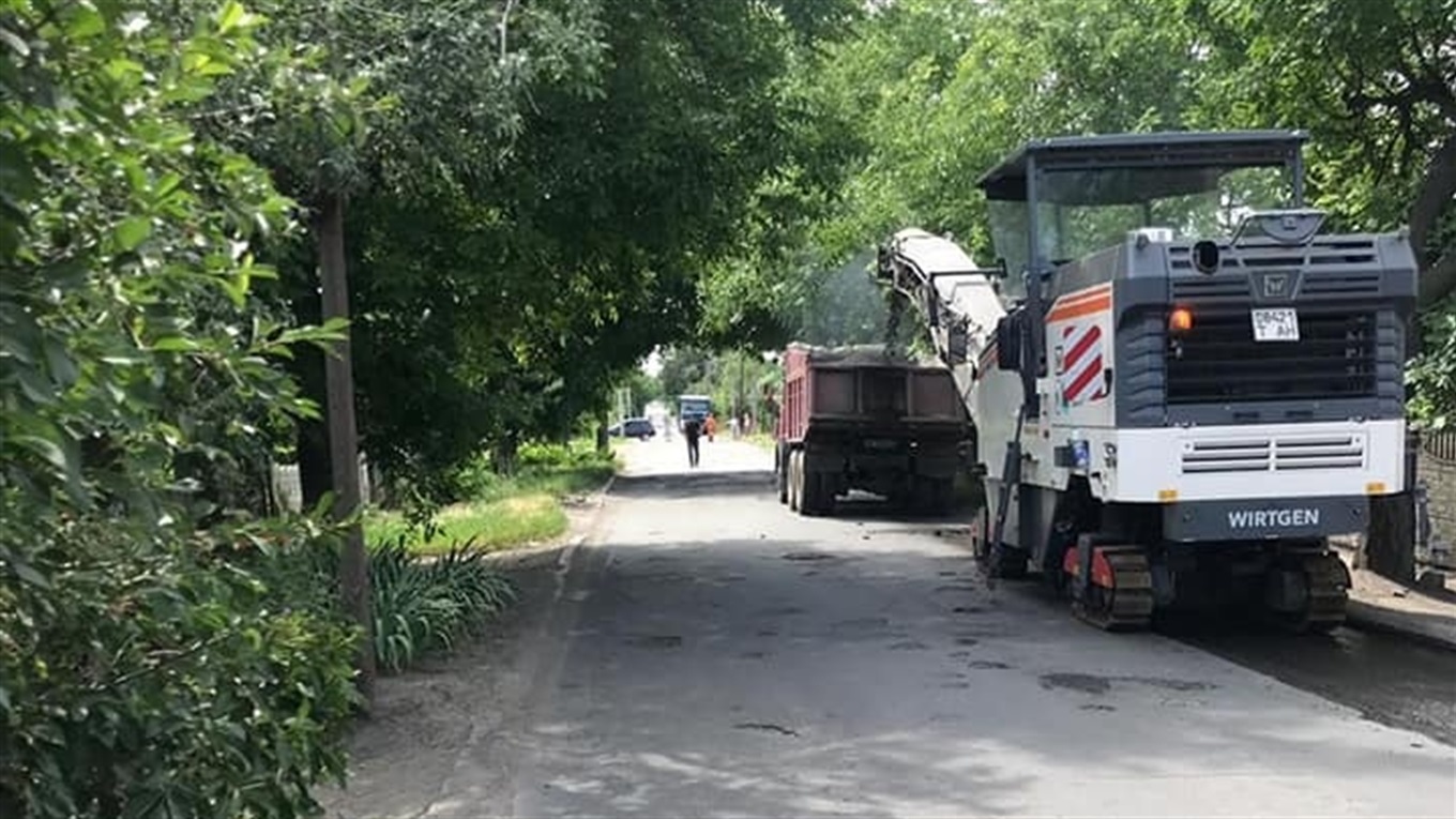 У Волновасі ремонтують асфальтне покриття на вулиці Народній: фотофакт