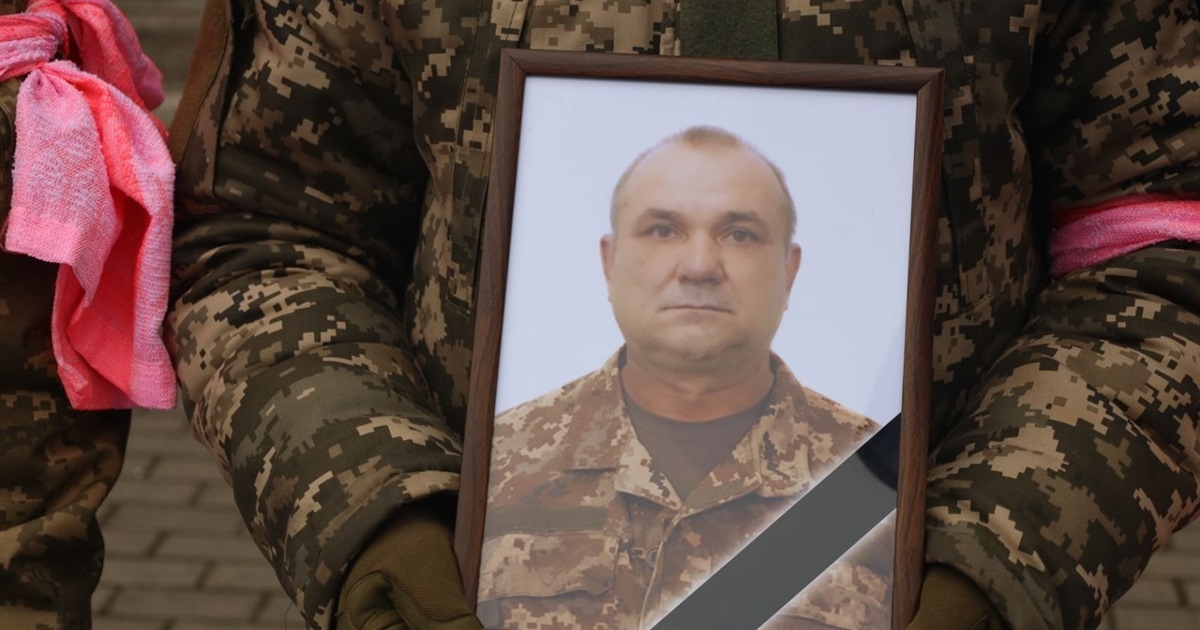 В Смілі провели в останню путь воїна та захисника Олега Задворова