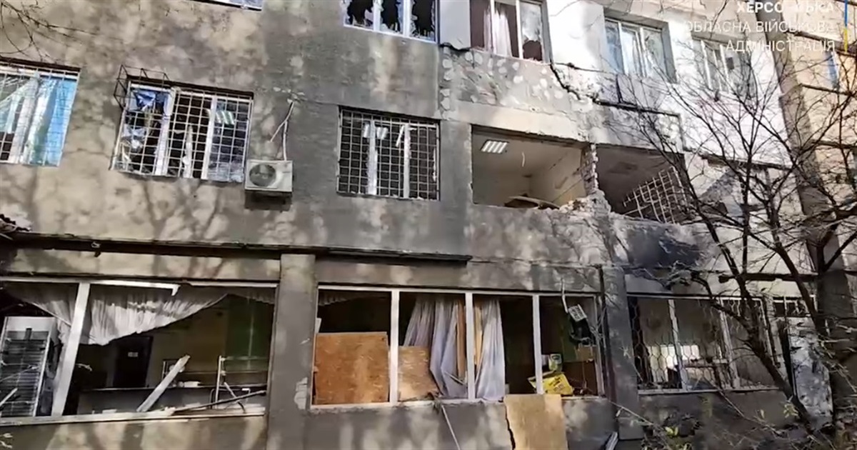 Окупанти вдарили з артилерії по дитячій лікарні в Херсоні: постраждали 9 осіб, з них 4 дітей