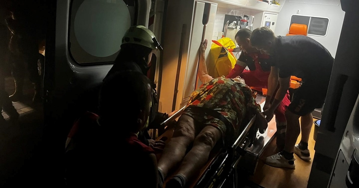 У Звягелі жінка впала в оглядову яму гаража та травмувалася — її діставали рятувальники