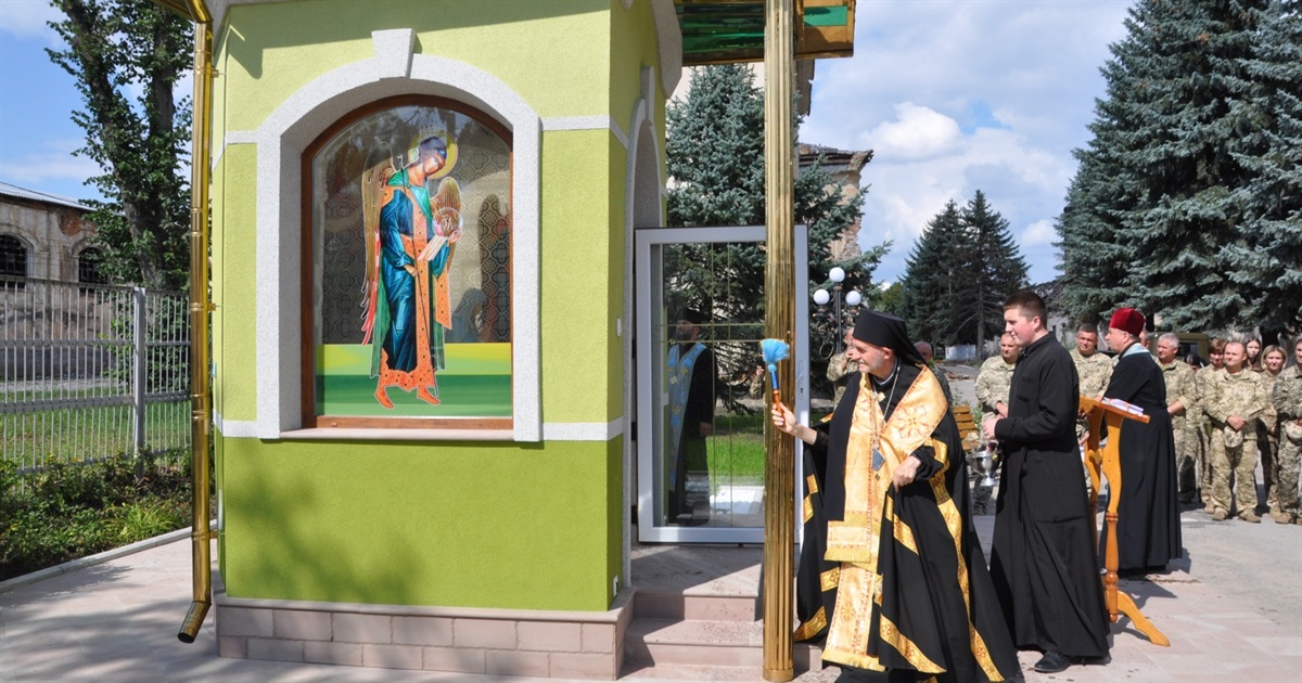 У Чорткові освятили відреставровану капличку, яка дивом вціліла після ракетного удару