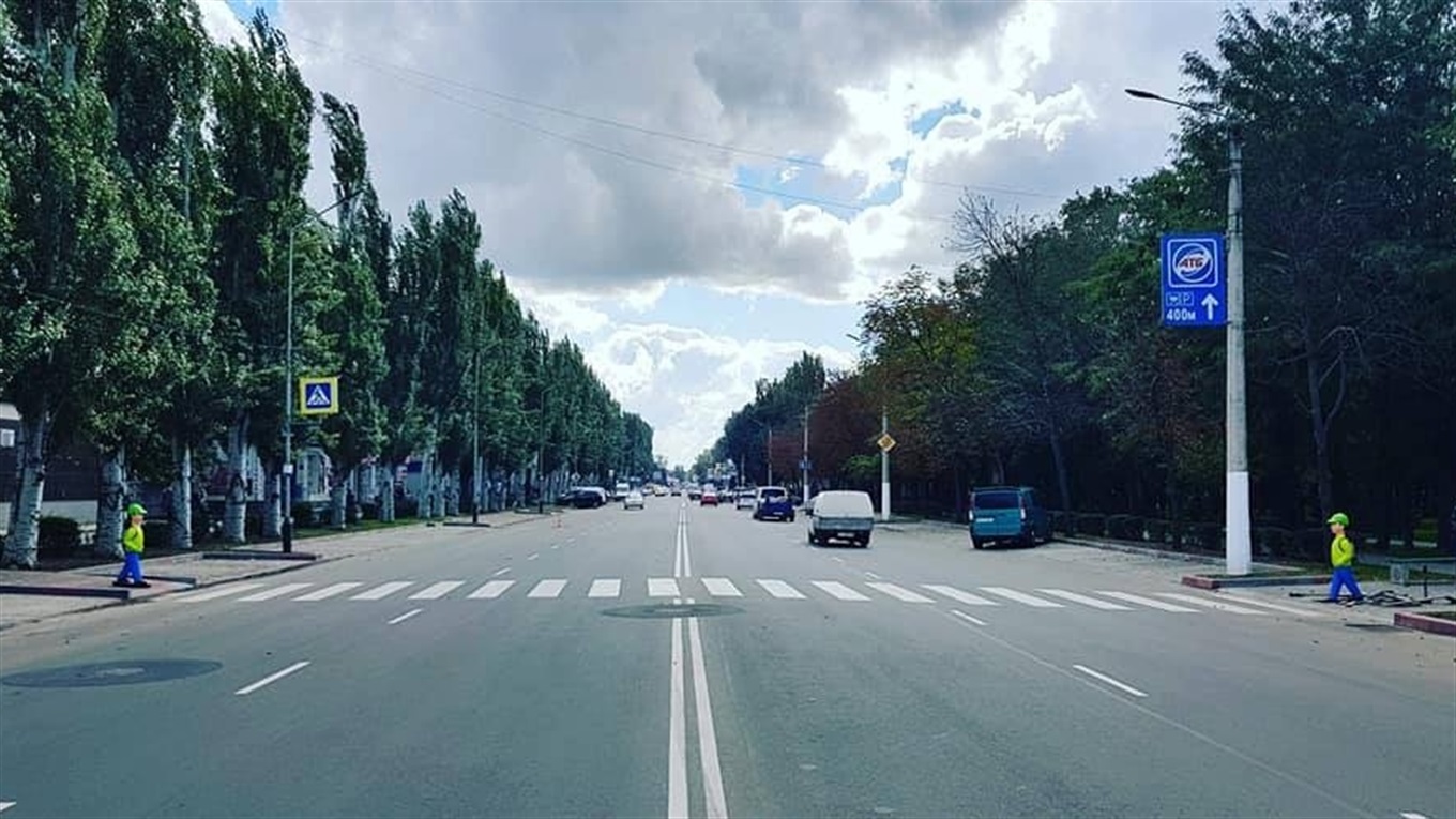 Водитель, будь осторожен: у перехода стоят мальчики-«светоотражайчики»