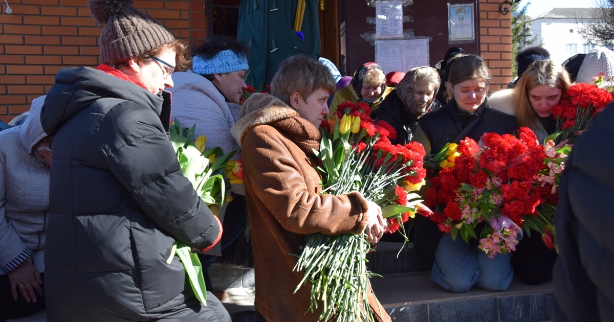 Переяславці стоячи на колінах провели в останню путь захисника України лікаря Остапа Левчука