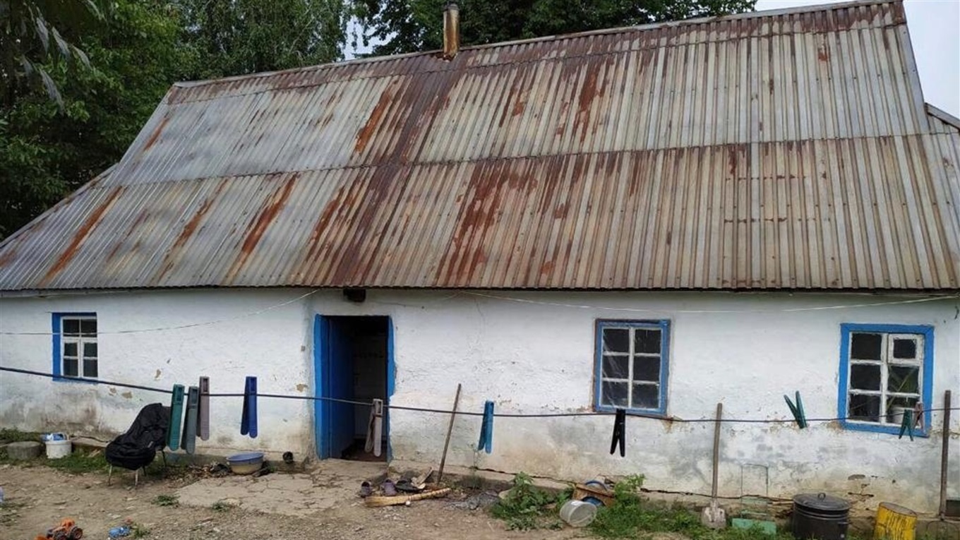 Сокирою по голові: в Северинівці вітчим побив свого пасинка