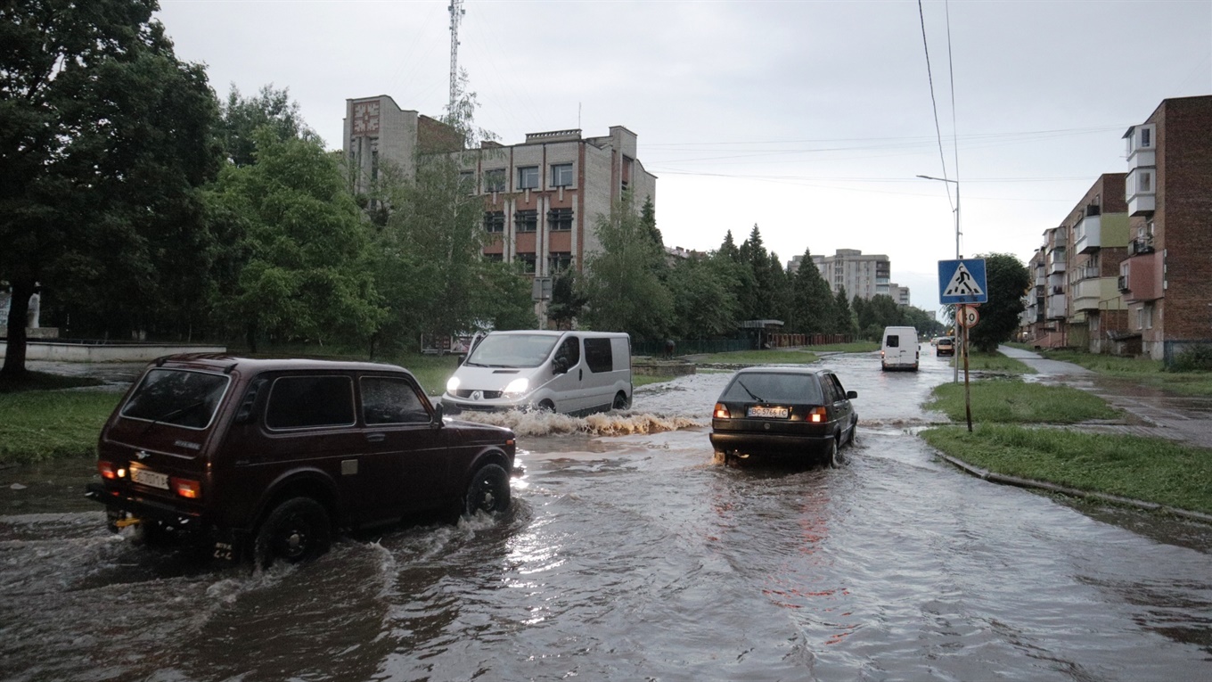 В Червонограді лило як з відра. Місто накрила сильна гроза, чимало вулиць позатоплювало