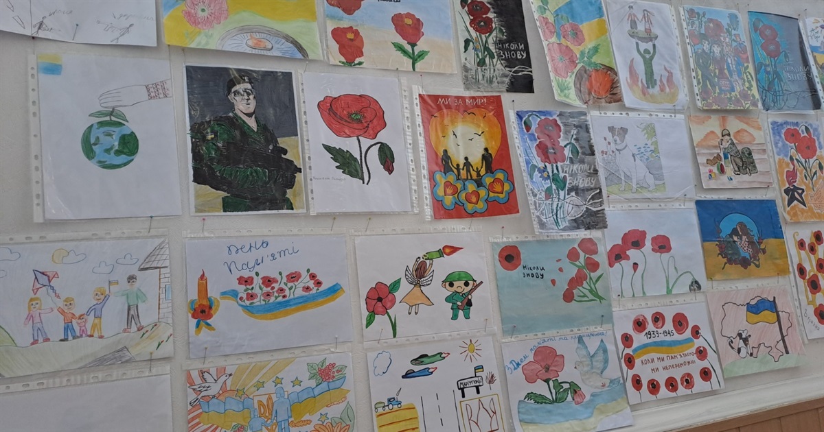 «Щасливе майбутнє – мирне небо України»: у Синельниківській РВА відкрили виставку дитячих малюнків