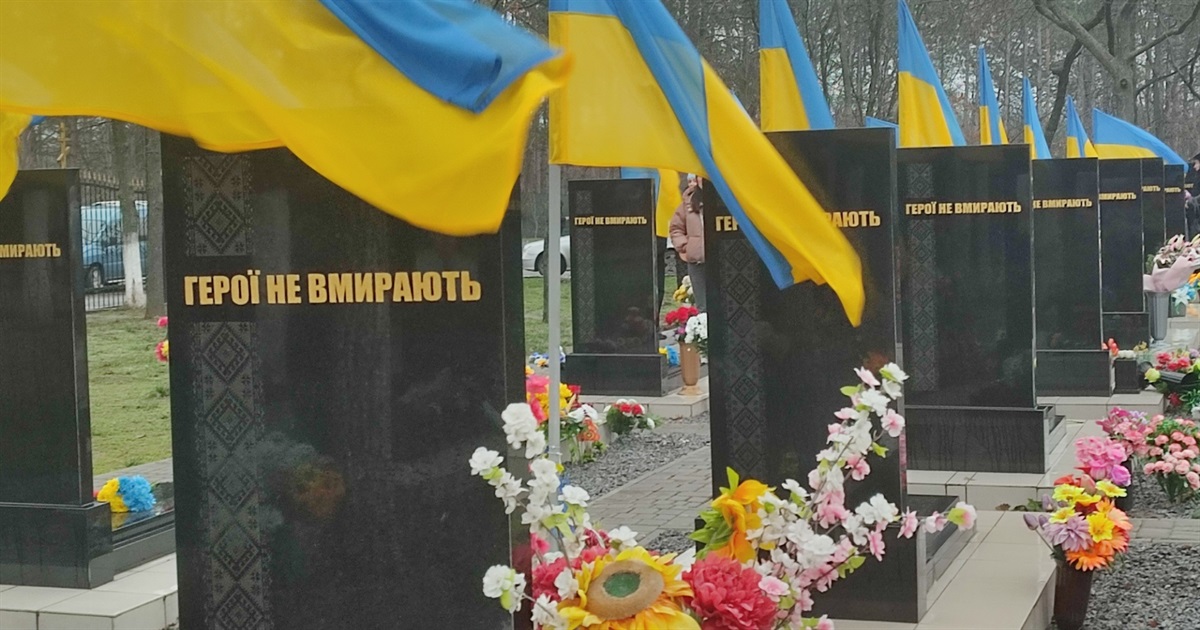 В День ЗСУ ізмаїльчани вшанували пам'ять полеглих захисників, поклавши квіти до могил героїв