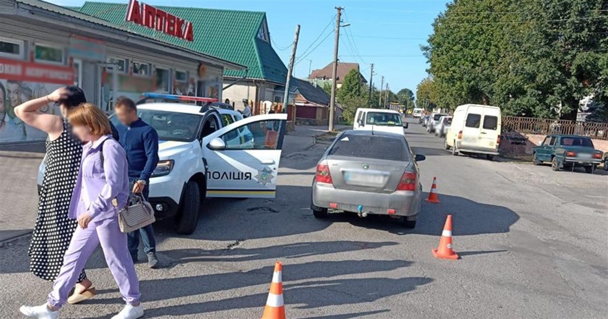 У Звягелі автівка збила велосипедистку, яка перетинала перехрестя — жінку госпіталізували