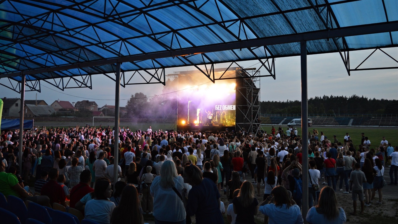 Вперше в Сарнах: як зустрічали відомих виконавців на Amber Fest