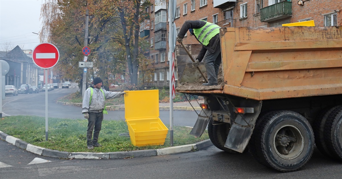 У Жмеринській громаді готуються до першої ожеледі: встановили ящики з сумішшю