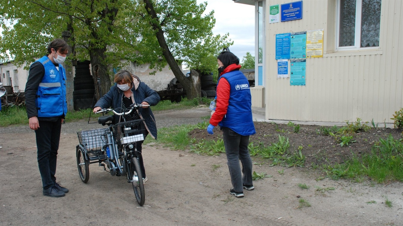 Жителям Попаснянского района передали электромобили 