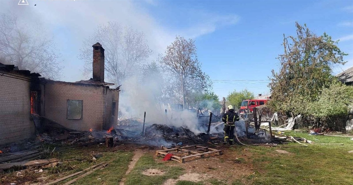 Через пожежу у Звягельському районі постраждала жінка та пошкоджено три будівлі