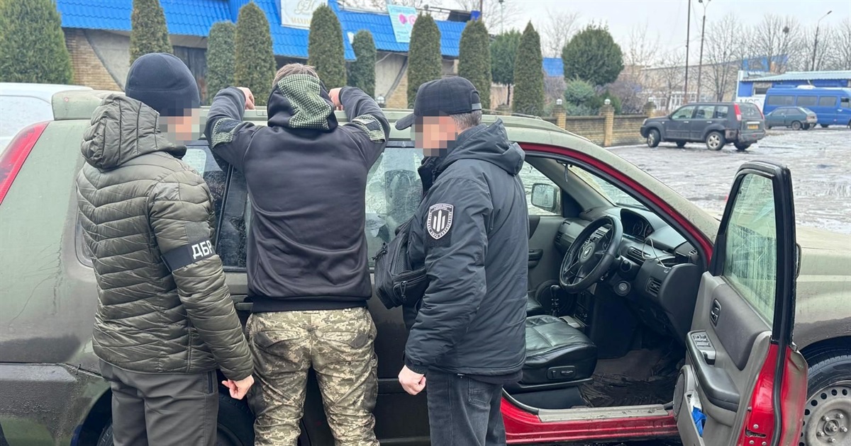 На Донеччині командир взводу продавав зброю. У нього знайшли 500 дронів та 74 тисячі доларів