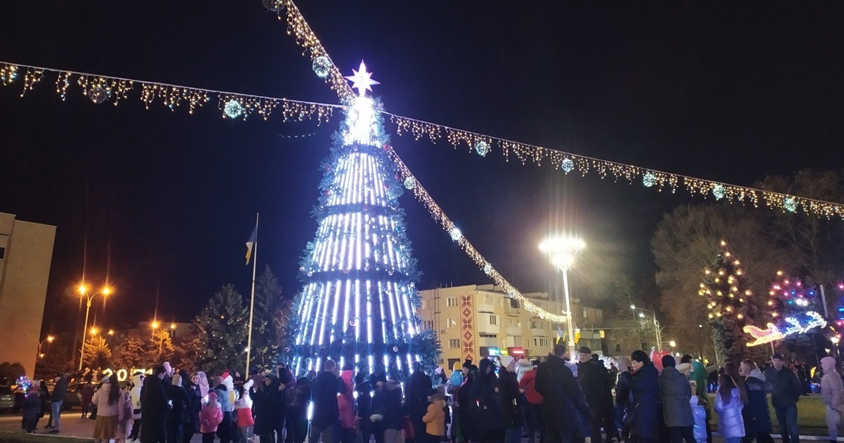 В Измаиле зажгли праздничную иллюминацию и огни на главной елке города (видео)
