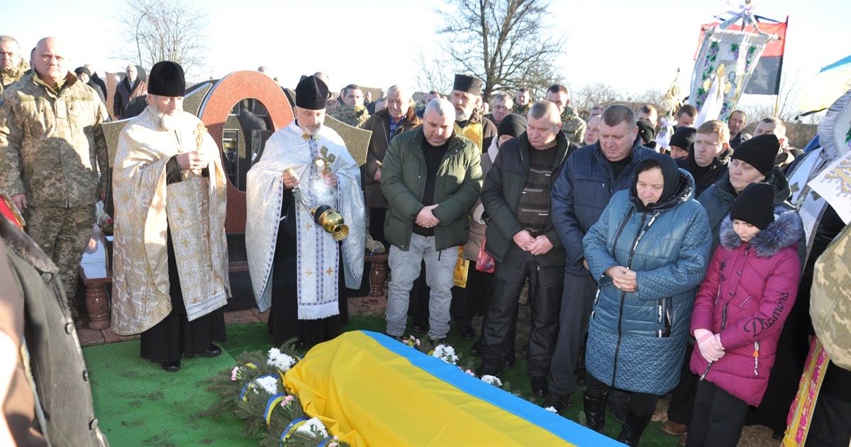 У Джуринській Слобідці в останню дорогу, встелену гіллям ялини і трояндами, провели загиблого Героя