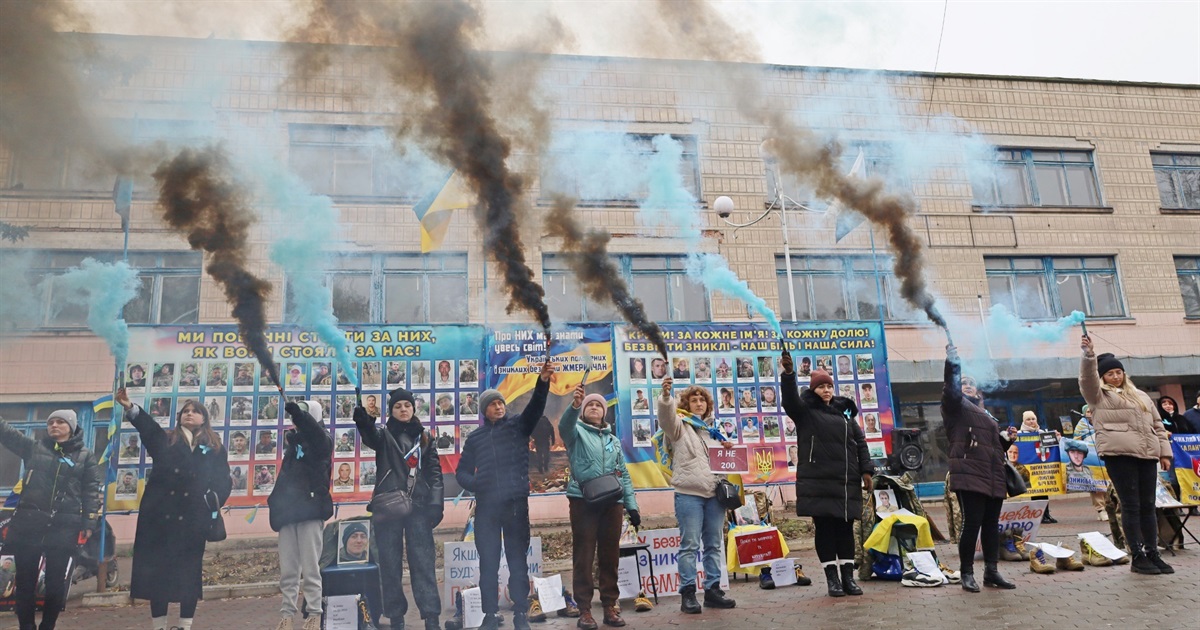 «Ми віримо і чекаємо»: у Жмеринці щонеділі проходить акція на підтримку безвісти зниклих