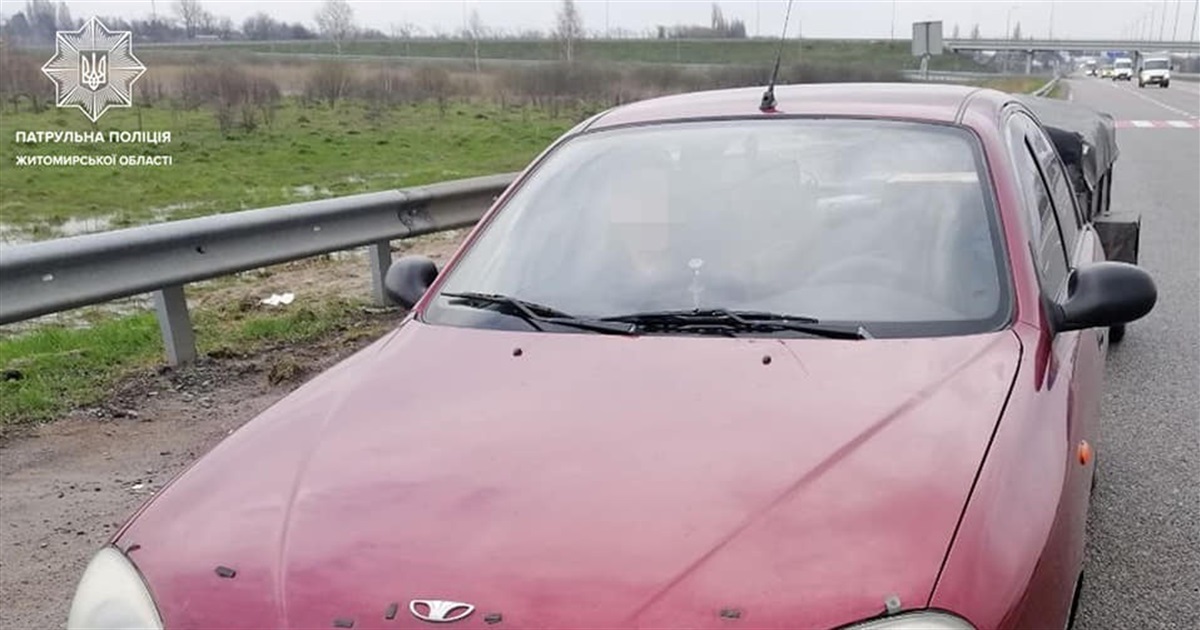 Чотири автомобілі, що перебувають у розшуку, виявили патрульні на Житомирщині