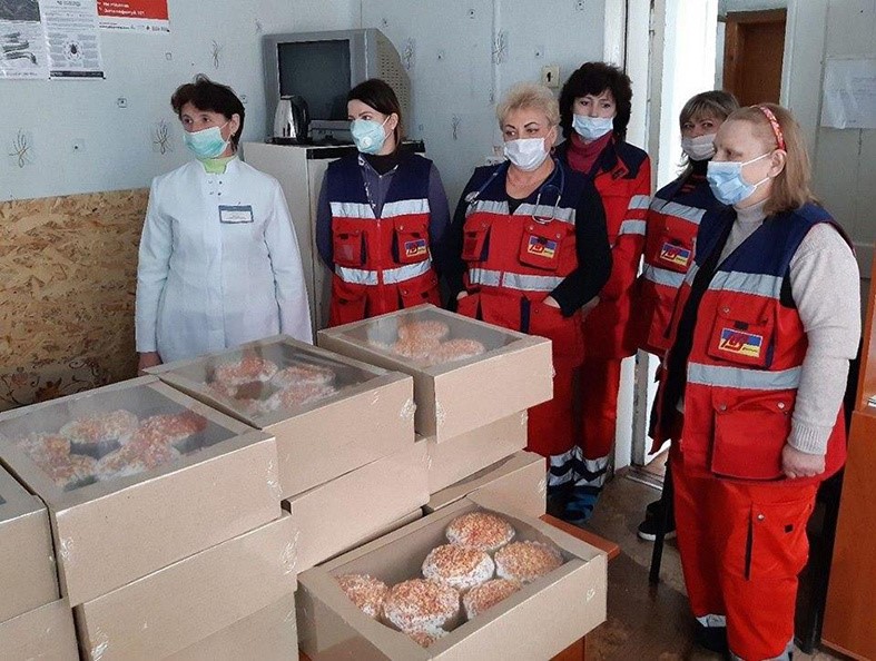 Медики отримали від покровської влади паски та щирі слова подяки 