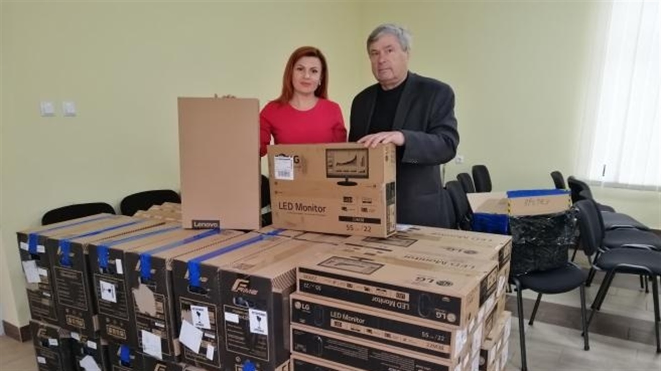 Комп’ютерну техніку, вартістю 438 тисяч гривень, отримали школи Кіцманської ОТГ